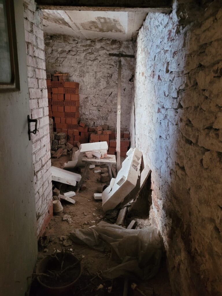 Aufräumen im Keller vor der Entrümpelung