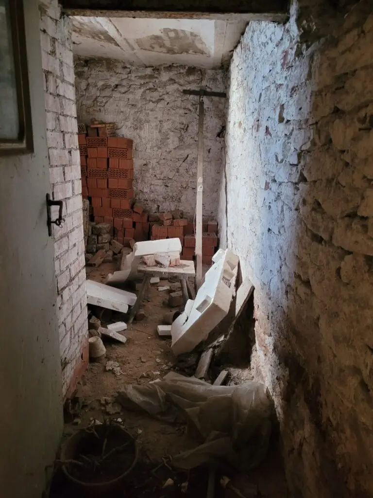 Aufräumen im Keller vor der Entrümpelung