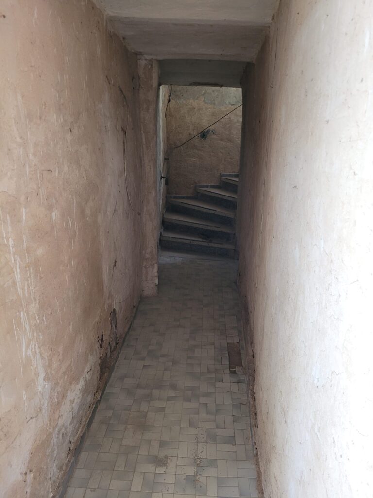 Aufgeräumter Gang nach Entrümpelung