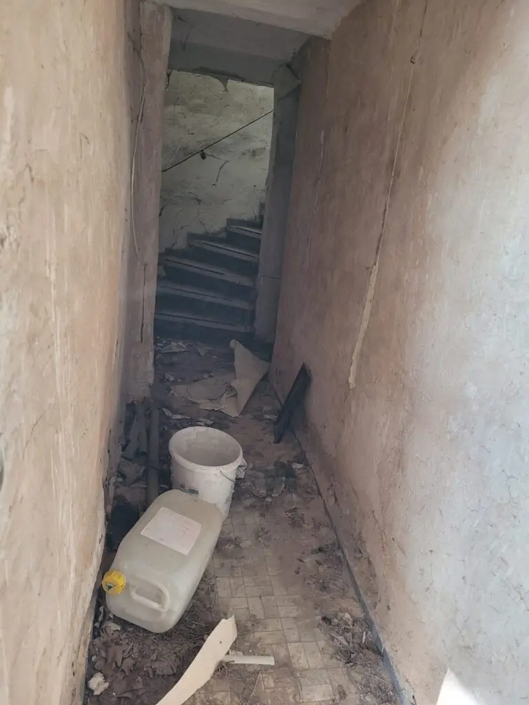 Aufräumen im Keller vor der Entrümpelung