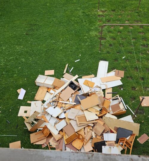 Sortierte Gegenstände für Entsorgung bei Haushaltsauflösung