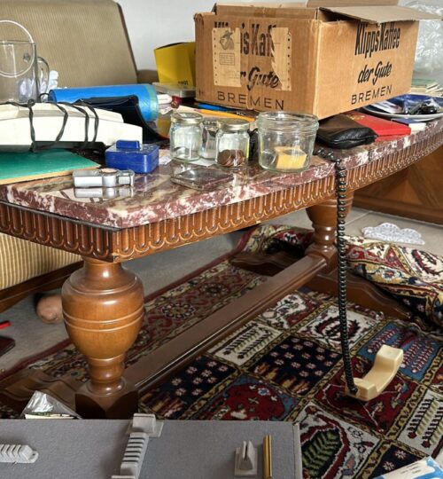 Sortierte Gegenstände für Entsorgung bei Haushaltsauflösung