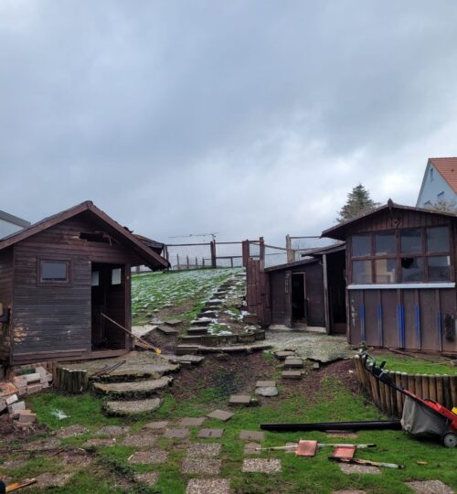 Aufräumen im Firmengelände vor der Entrümpelung